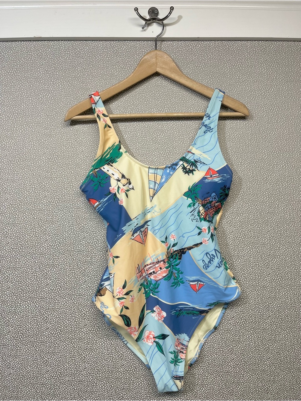 🆕 M Old Navy Essentials One-Piece Swimsuit in Nautical Print NWOT